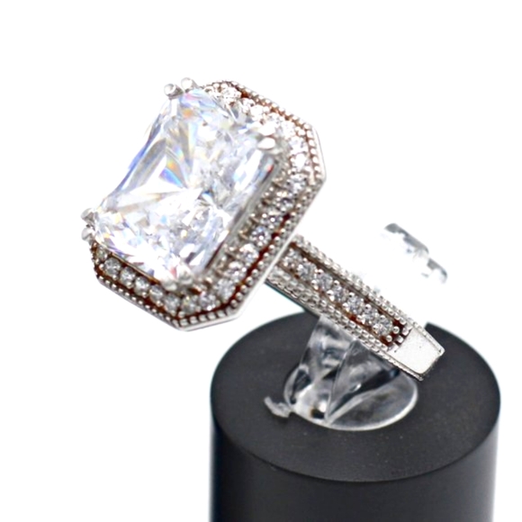 The Danbury Mint Radiance by Michael O'Connor 10 Carat Simulated Diamond Ring - Picture 3 of 5